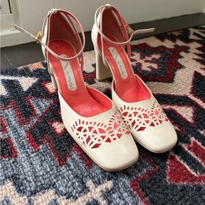 Y2K White leather heels with cut out design. Square toe and curvy heel. Size 9